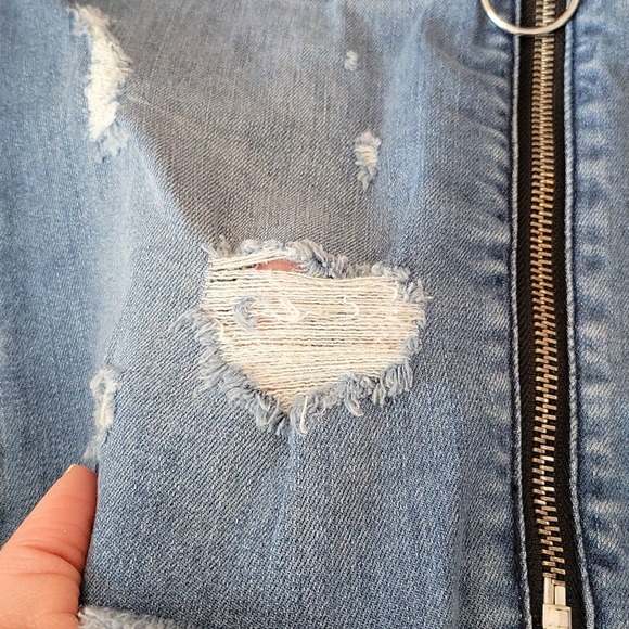 NWOT, BEBE high waisted skirt. Size 25. - Picture 5 of 8